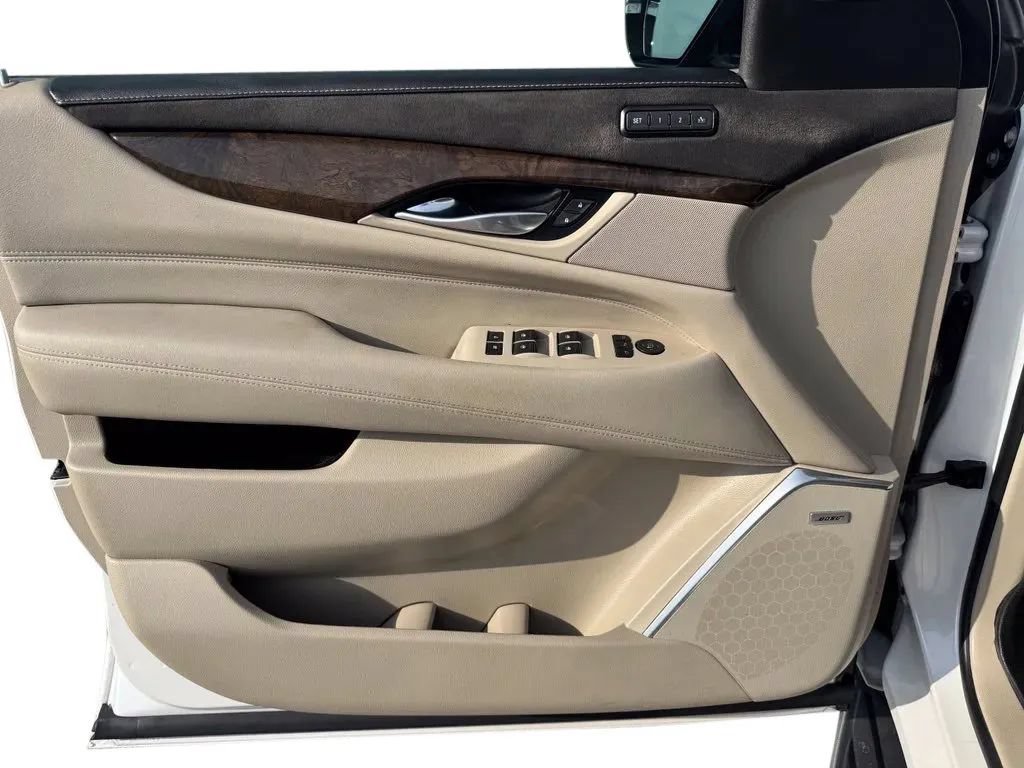 Used 2018 Cadillac Escalade Luxury AWD/4WD image 11