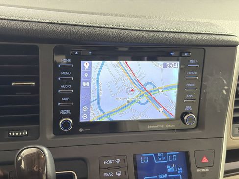 Used 2018 Toyota Sienna XLE image 20