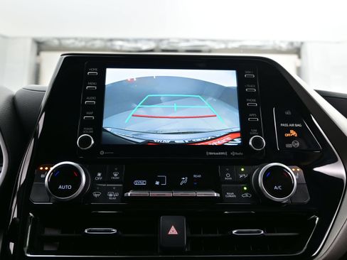 Used 2022 Toyota Highlander XLE AWD/4WD image 20