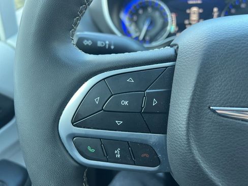 Used 2024 Chrysler Pacifica Touring-L image 15