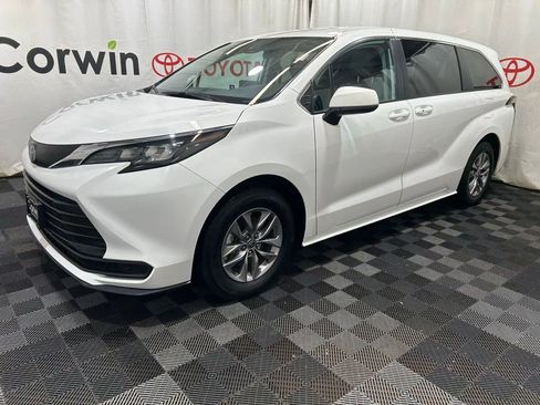 Used 2024 Toyota Sienna LE image 4