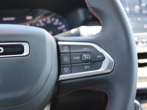 Used 2025 Jeep Compass Trailhawk AWD/4WD image 36
