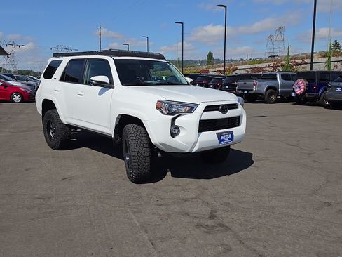 Used 2022 Toyota 4Runner SR5 Premium w/ Moonroof Package AWD/4WD image 3