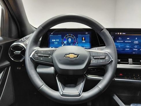 Used 2026 Chevrolet Equinox LT FWD image 5