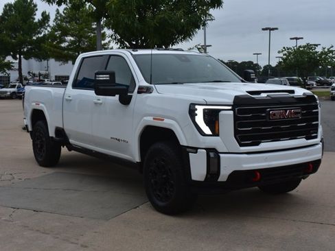 Used 2024 GMC Sierra 2500 AT4 w/ AT4 Premium Plus Package AWD/4WD image 3