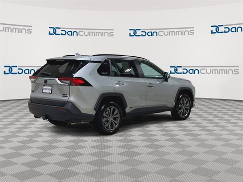Used 2022 Toyota RAV4 XLE Premium image 8