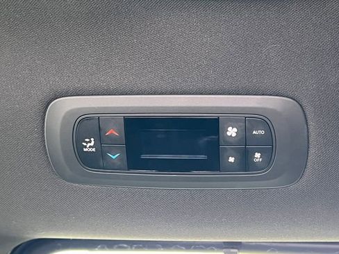 Used 2025 Chrysler Pacifica Select FWD image 36