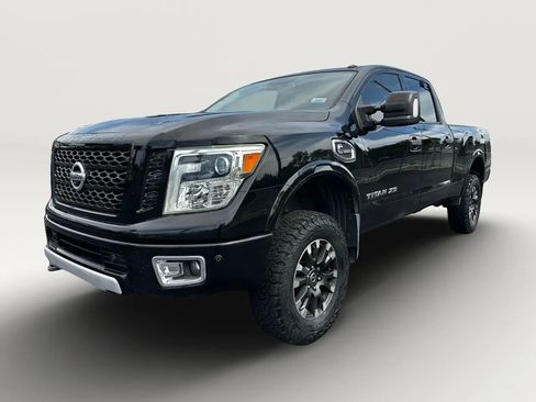 Used 2017 Nissan Titan PRO-4X w/ Pro-4x Convenience Package AWD/4WD image 15