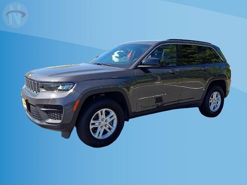 Used 2024 Jeep Grand Cherokee Laredo w/ Luxury Tech Group I AWD/4WD image 4