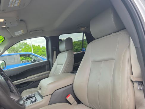 Used 2018 Ford Expedition XLT w/ Equipment Group 202A AWD/4WD image 12