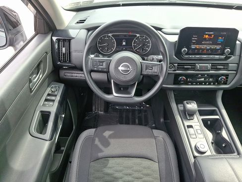 Used 2024 Nissan Pathfinder S image 12