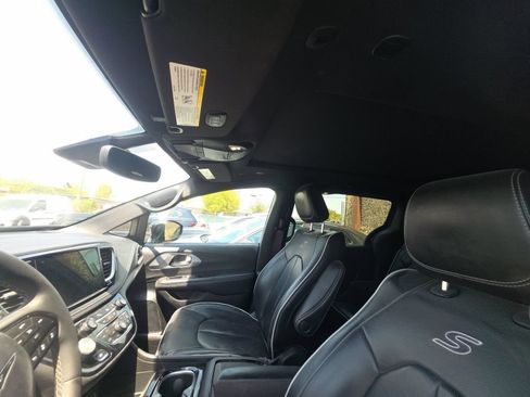 Used 2025 Chrysler Pacifica Limited FWD image 3