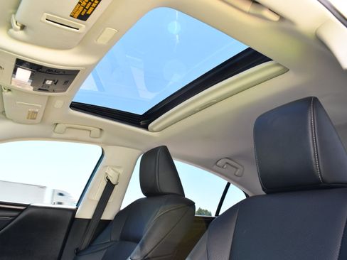 Used 2019 Lexus ES 300h w/ Premium Package FWD image 21