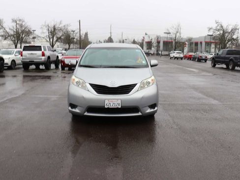 Used 2013 Toyota Sienna LE w/ Towing Pkg image 2