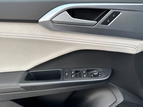 Used 2025 Volkswagen Taos SE w/ Panoramic Sunroof Package image 10