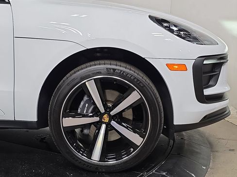 Certified 2025 Porsche Macan AWD/4WD image 11