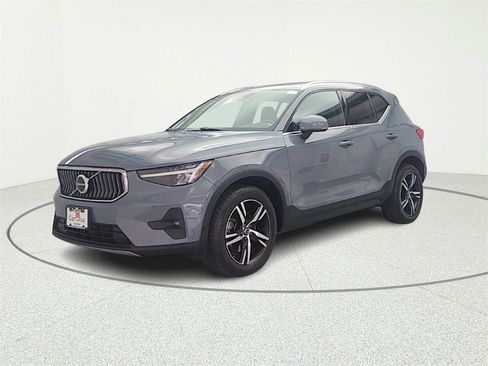 Used 2023 Volvo XC40 B5 Plus image 3