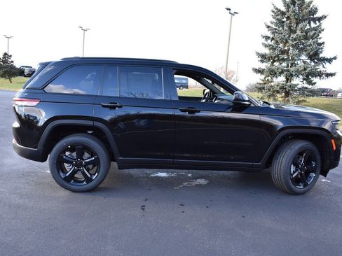 New 2025 Jeep Grand Cherokee Altitude AWD/4WD image 4