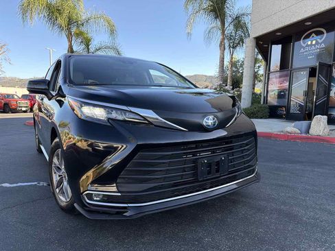 Used 2024 Toyota Sienna XLE FWD image 31