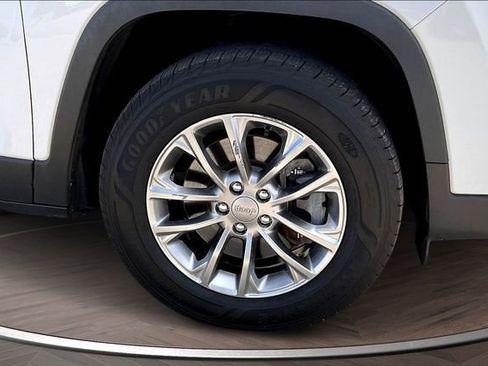 Used 2019 Jeep Cherokee Latitude Plus image 9