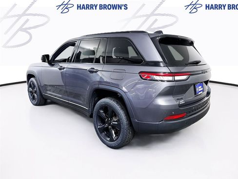 Used 2022 Jeep Grand Cherokee Altitude AWD/4WD image 28