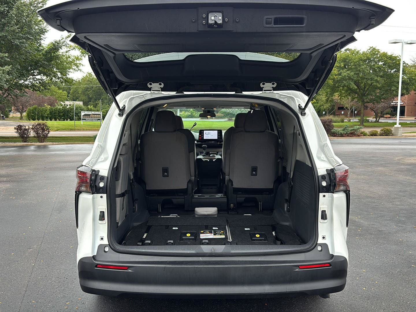 Used 2024 Toyota Sienna LE AWD/4WD image 19