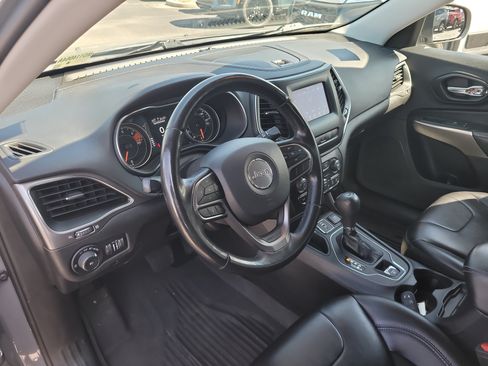 Used 2021 Jeep Cherokee Latitude Plus w/ Mopar Interior Package FWD image 19