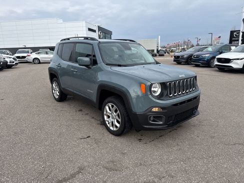 Used 2017 Jeep Renegade Latitude w/ Cold Weather Group image 3