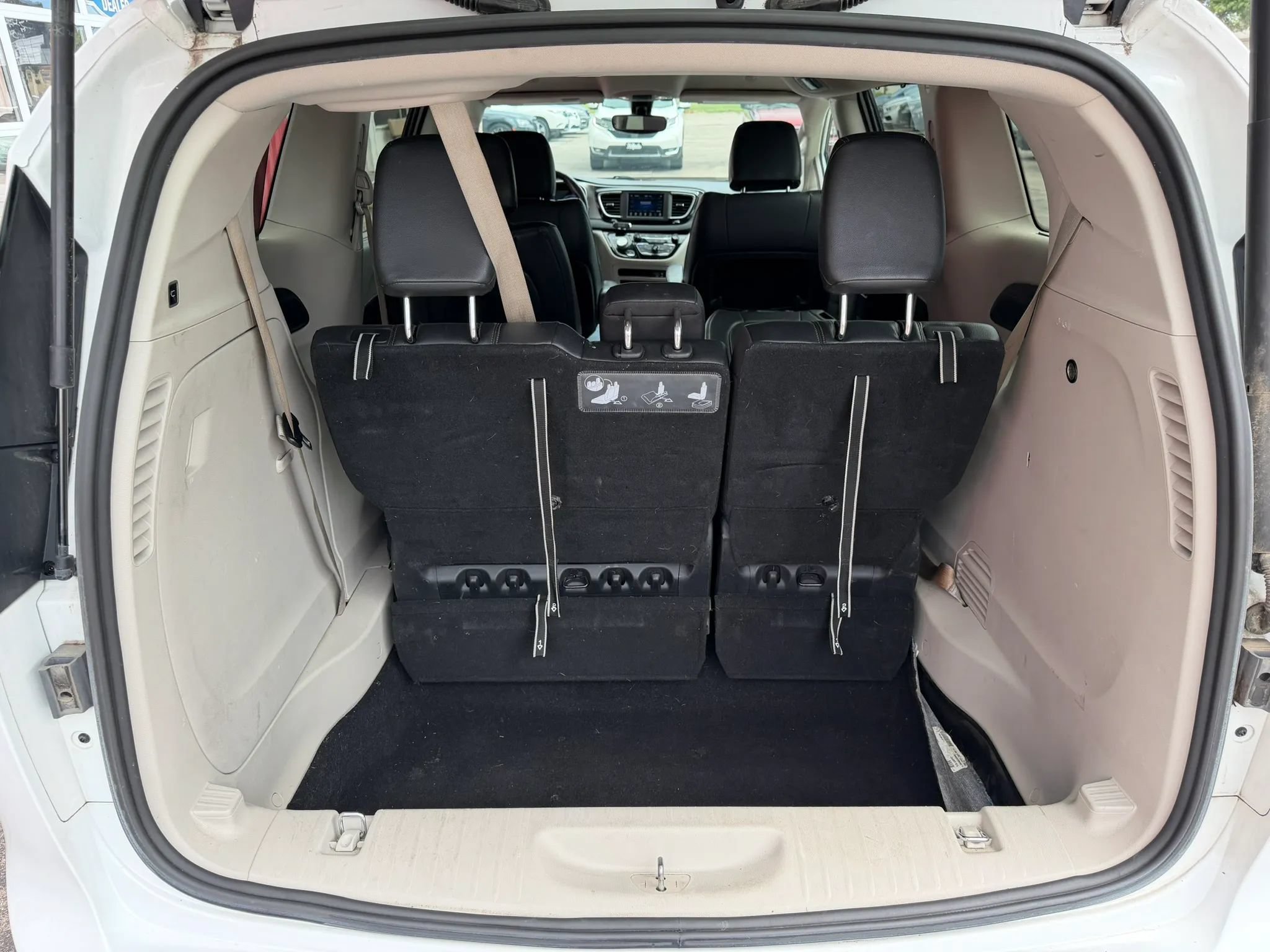 Used 2020 Chrysler Pacifica Touring-L FWD image 8