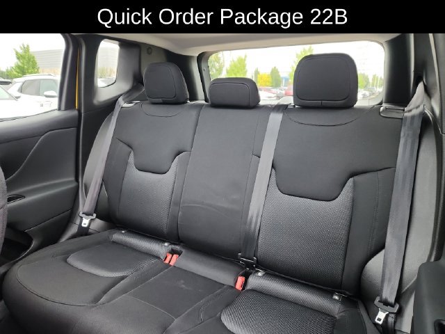 Used 2023 Jeep Renegade Latitude w/ Sun & Fun Group AWD/4WD image 27