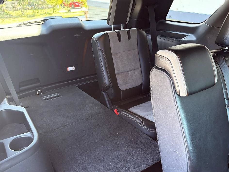 Used 2017 Ford Explorer XLT w/ Equipment Group 202A FWD image 31
