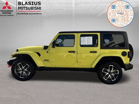 Used 2024 Jeep Wrangler Unlimited w/ Convenience Group AWD/4WD image 21