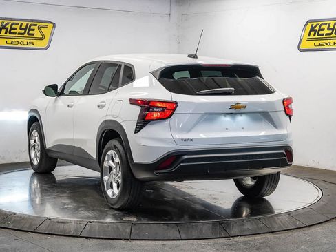 Used 2024 Chevrolet Trax LS w/ LS Convenience Package FWD image 2