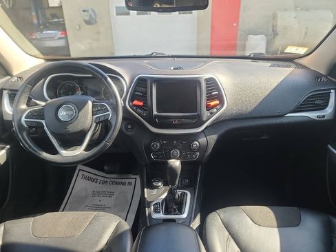 Used 2018 Jeep Cherokee Latitude Plus w/ Cold Weather Group AWD/4WD image 18