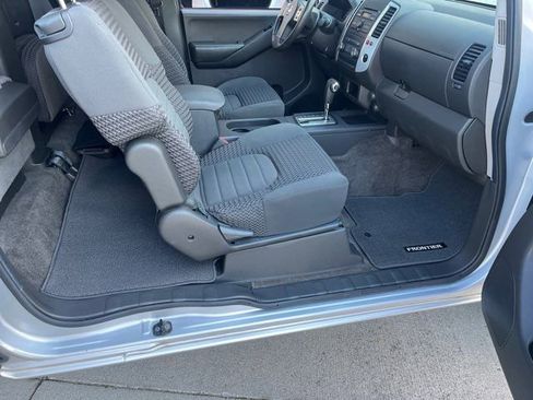 Used 2011 Nissan Frontier SV image 6