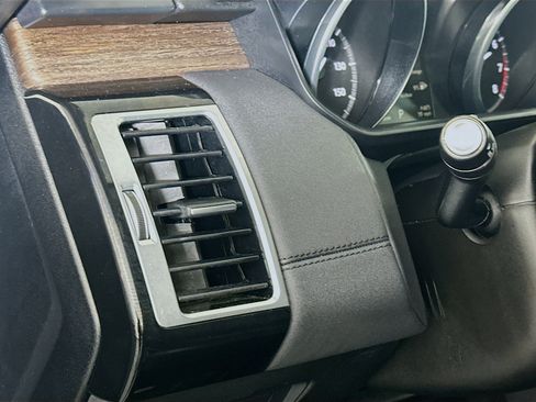 Used 2017 Land Rover Discovery HSE AWD/4WD image 17