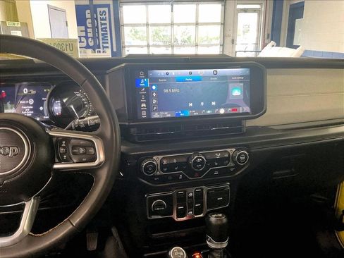 Used 2024 Jeep Wrangler Unlimited Sahara AWD/4WD image 18