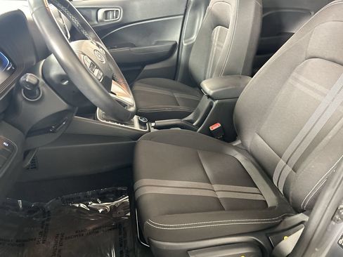 Used 2025 Hyundai Venue SEL FWD image 22