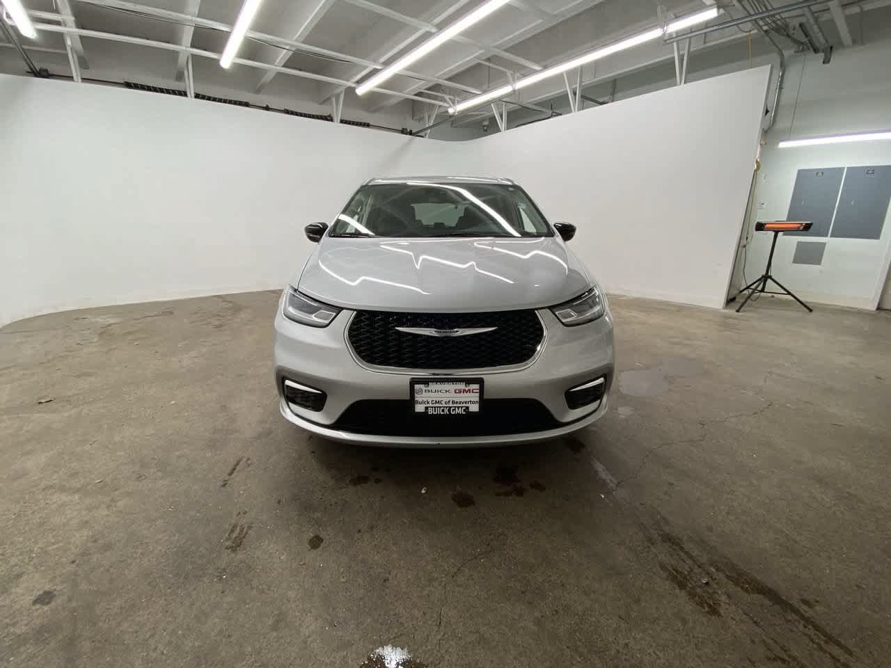 Used 2024 Chrysler Pacifica Touring-L FWD image 9