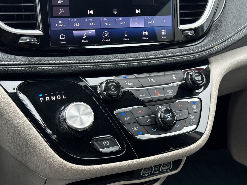 Used 2023 Chrysler Pacifica Touring-L FWD image 22