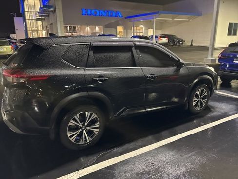 Used 2021 Nissan Rogue SV image 3