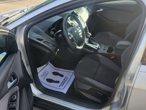 Used 2013 Ford Focus SE w/ SE Winter Pkg image 10