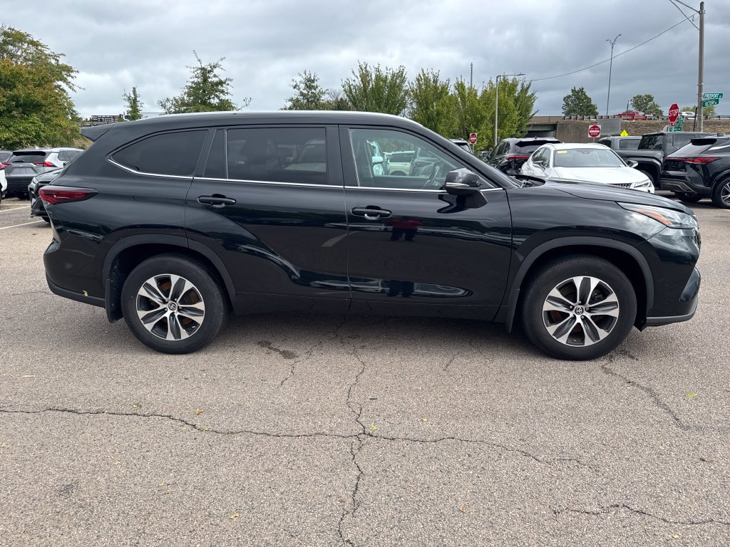 Used 2024 Toyota Highlander XLE AWD/4WD image 10