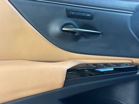 Used 2025 Lexus ES 300h w/ Premium Package image 12
