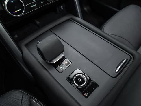 New 2024 Land Rover Discovery S image 27