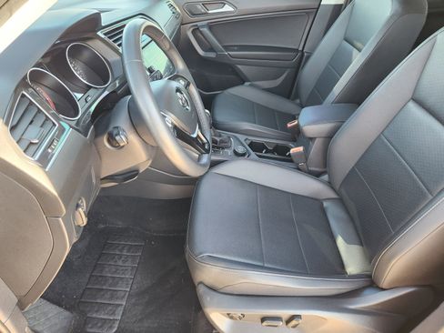 Used 2020 Volkswagen Tiguan SE w/ Panoramic Sunroof Package image 16