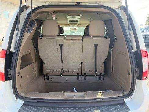 Used 2015 Chrysler Town & Country Touring FWD image 20