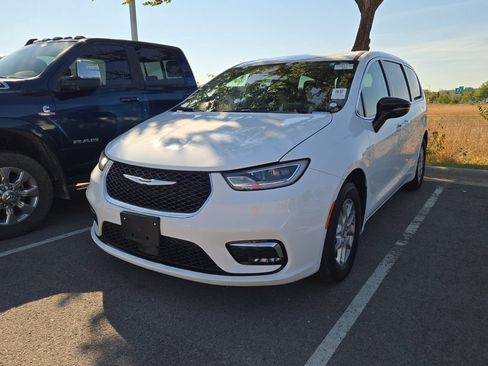 Used 2024 Chrysler Pacifica Touring-L FWD image 1