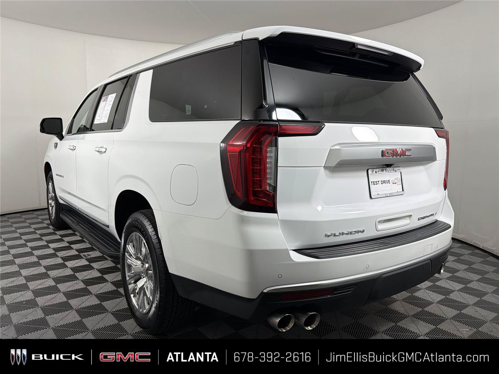 Used 2024 GMC Yukon XL Denali RWD image 4