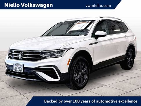 Used 2023 Volkswagen Tiguan SE FWD image 1